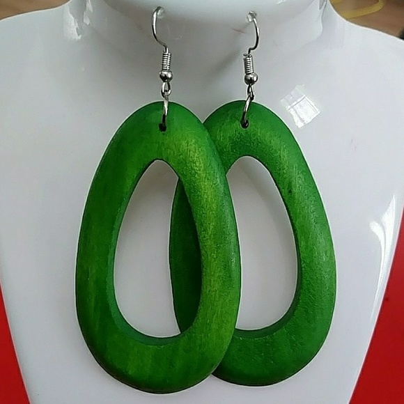 Green wooden dangle earrings - Picture 2 of 2